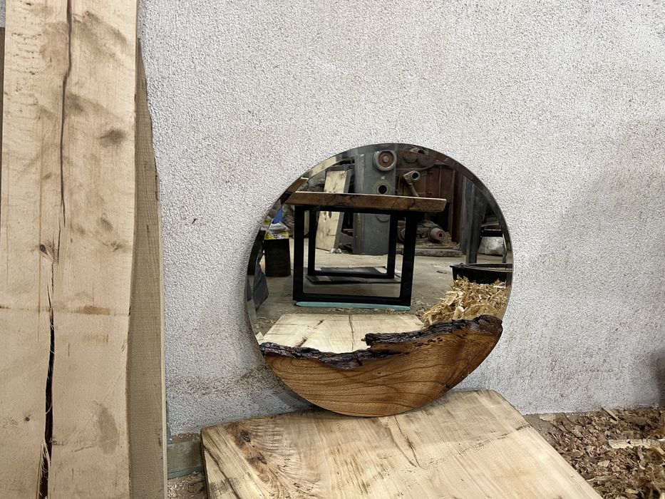 Огледала с дървен акцент