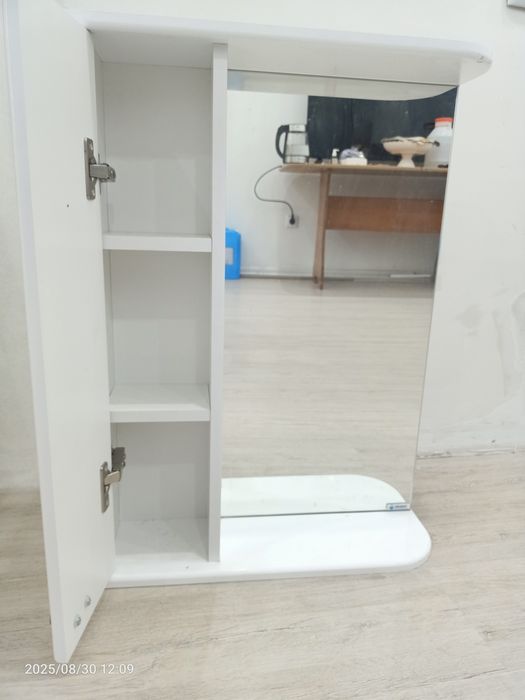 Тумба с раковиной и зеркалом