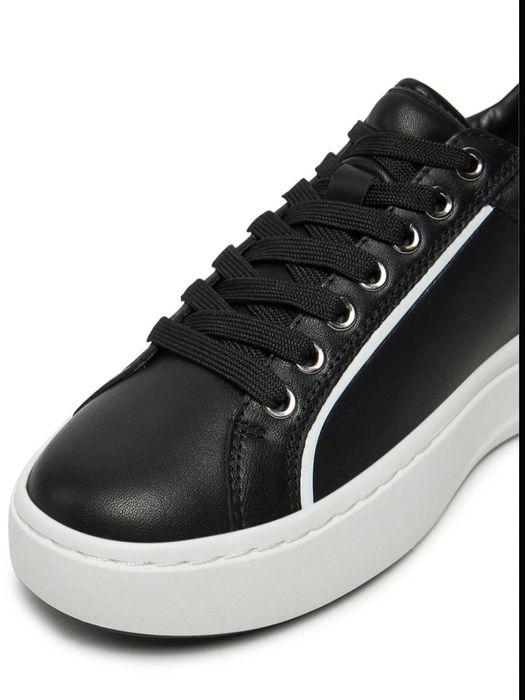 Кроссовки продаётся