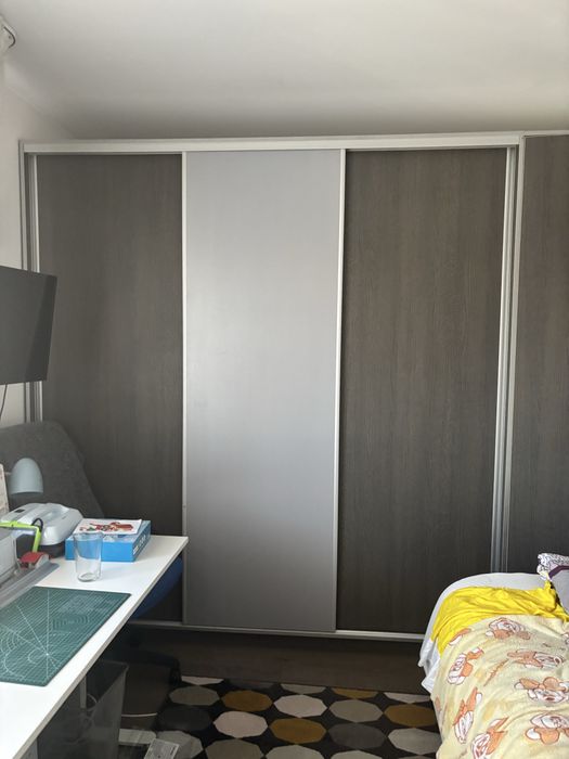 Vand mobila superba camera, 3 dulapuri mari si incapatoare
