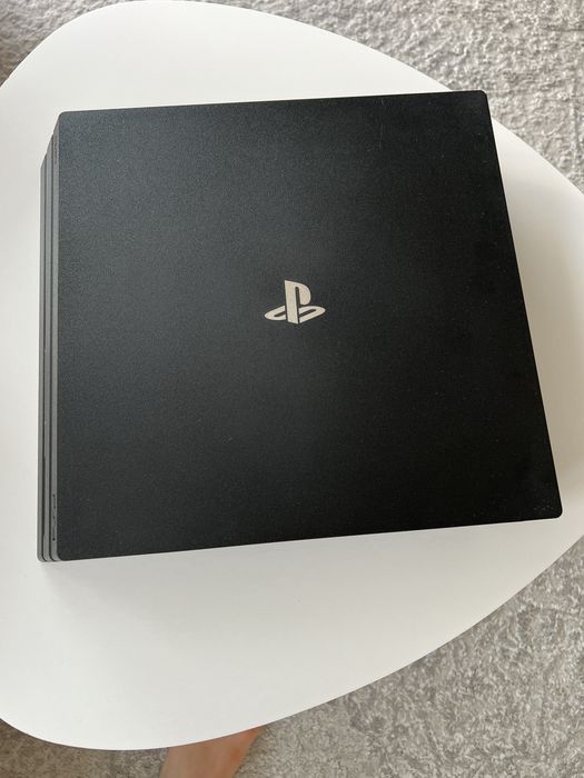 PlayStation 4 Pro 1TB + 2 controllere originale