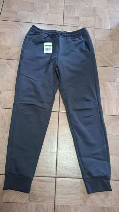 Pantaloni Nike pentru bărbați ,nou cu etichetă,de culoare gri