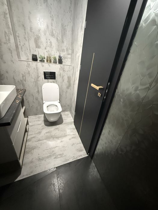 Inchiriez apartament trei camere LUX  Prima  WISTA CU LOC PARCARE CU PRIZA  INCARCARE MASINA