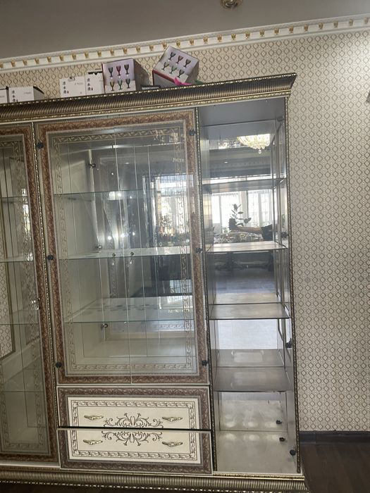 Продам стеклчный шкаф