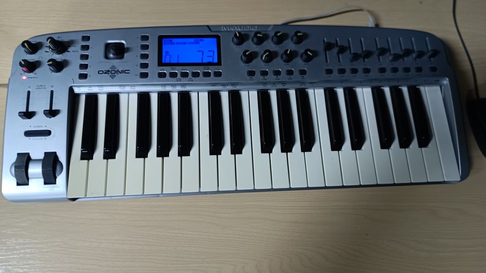 Vând Controller / Audio Interface M-Audio OZONIC