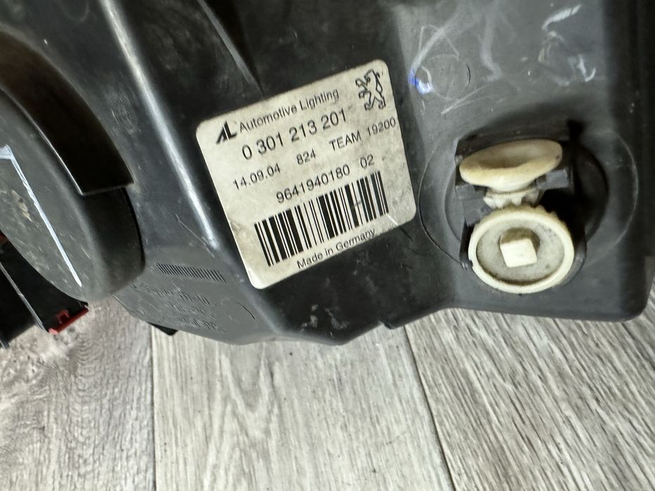 Фара Пежо 407 из Германии