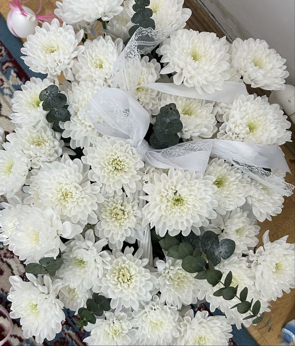 цветы белые хризиантемы свежие в корзине больше 30 штук