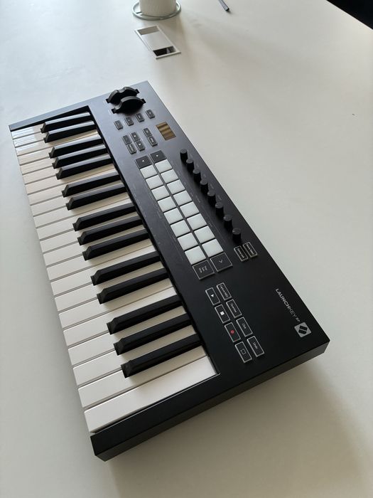 MIDI клавиатура Novation Launchkey 37 Mk 3