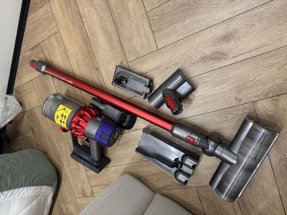 На запчасти Dyson v10