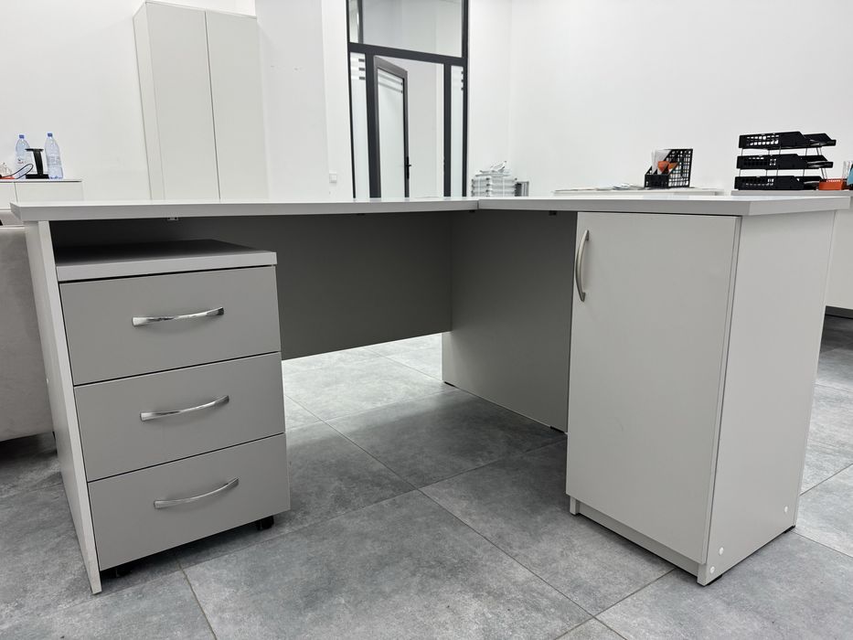 Угловой офисный стол