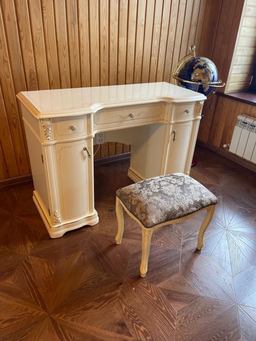 Продам спальный гарнитур натуральное дерево