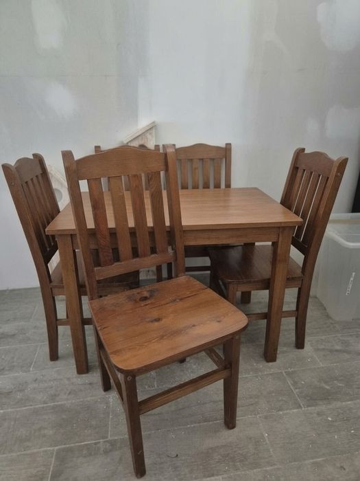 Продавам 2 дървени маси + 8 стола (комплект) – масив, здрави, в добро състояние