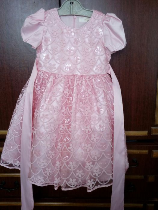Продам платье 4-5лет
