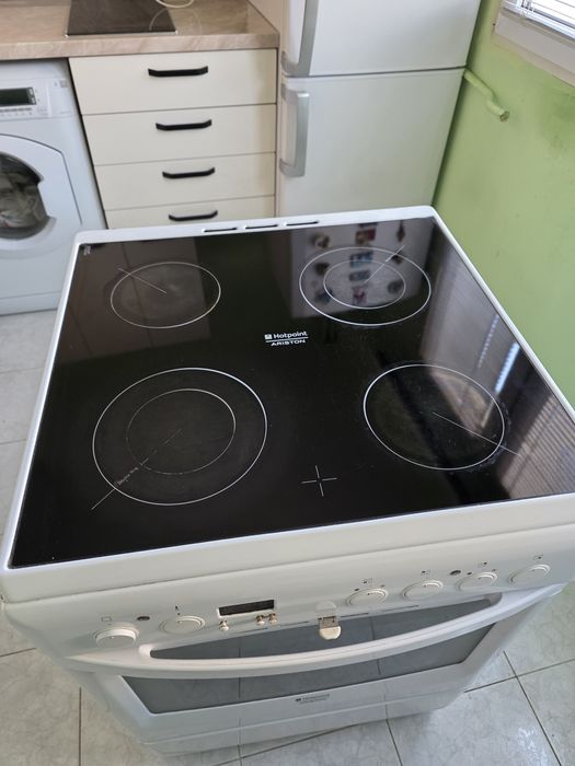 Фурна с керамични котлони Аристон