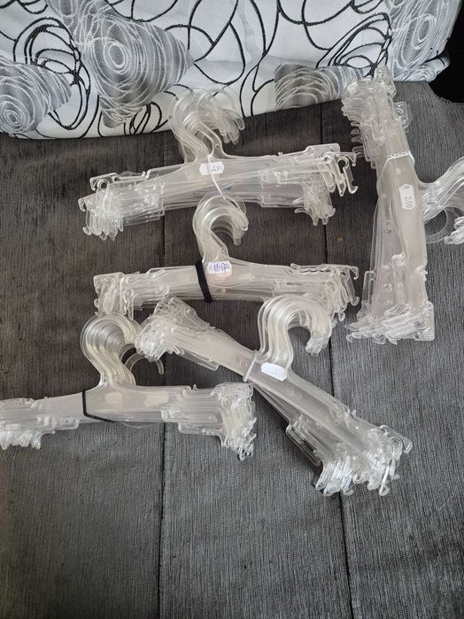 Пластмасови закачалки