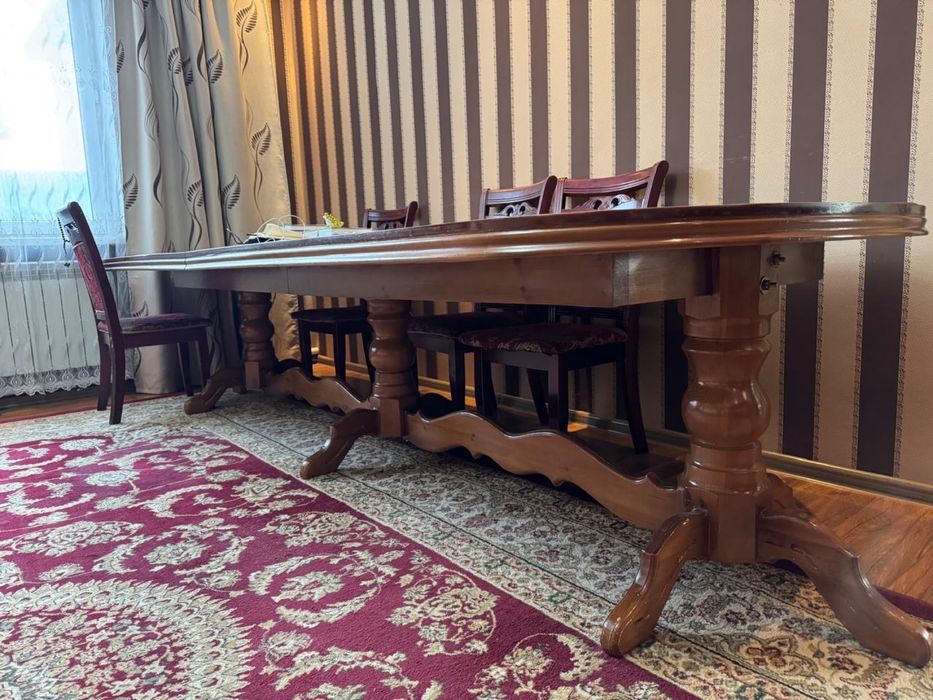 Стол деревянный.