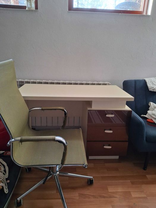 Masa de birou cu scaun reglabil stare:impecabila