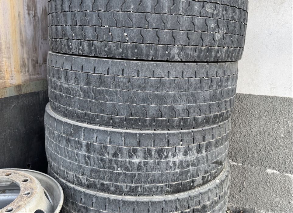 Резину грузовую продам.