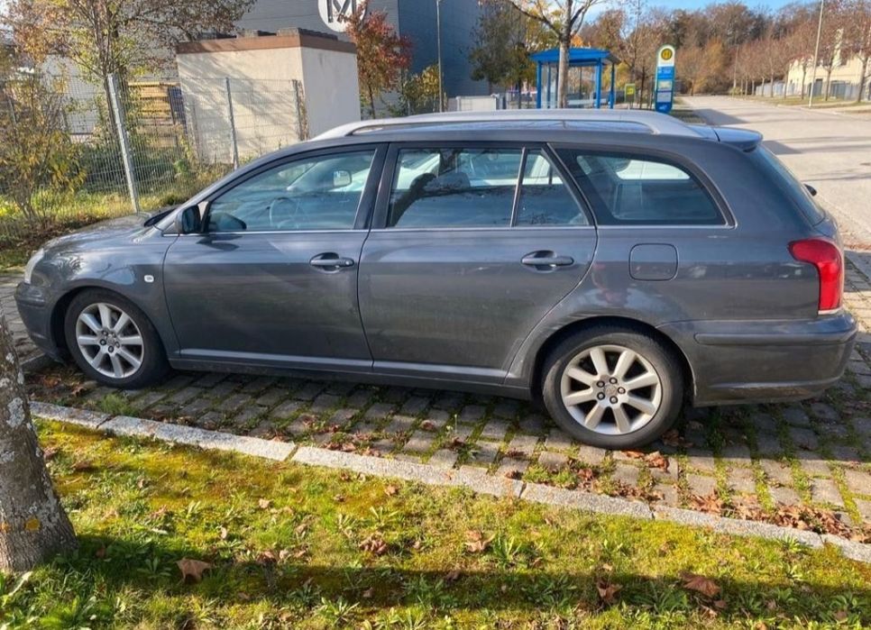 Dezmembrez Toyota Avensis 2.0 116 cp 2005