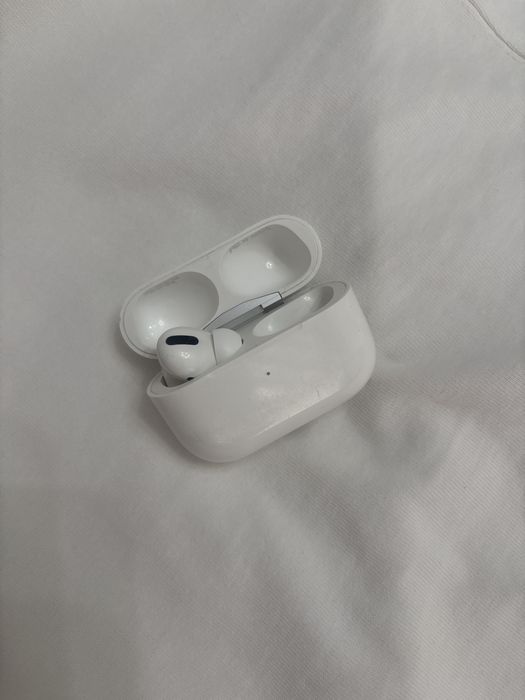 Один наушник AirPods pro 1-го покаления + кейс