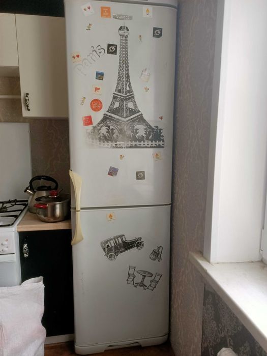 Холодильник двухкамерный,два мотора.