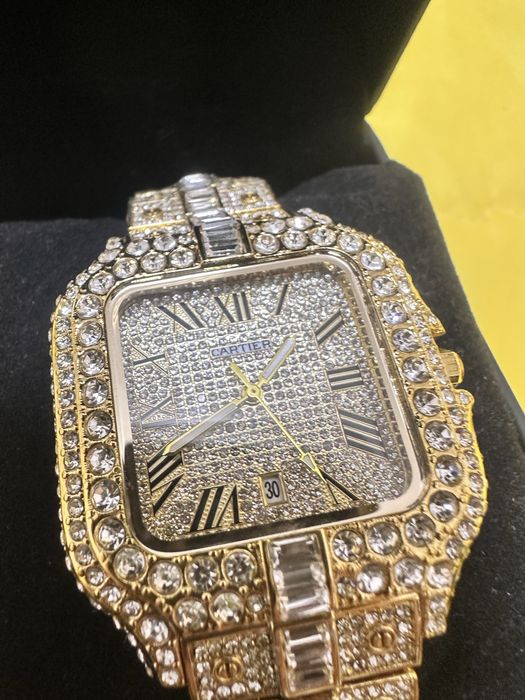 Часовник- Cartier-чудесна изработка има и кутия