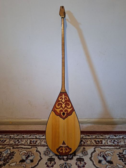 Домбра мен гитара