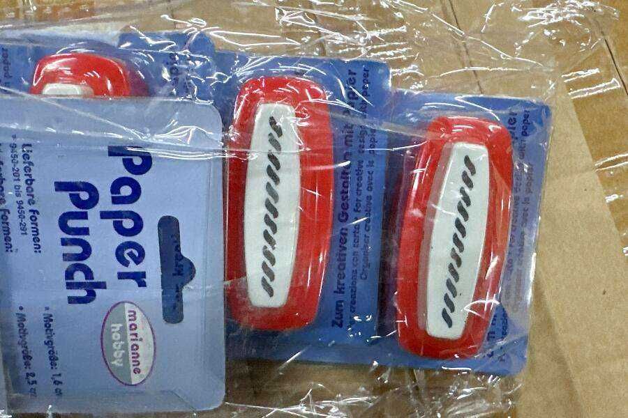 Продавам 400 броя щанци за хартия с мотиви – марка Marianne Hobby