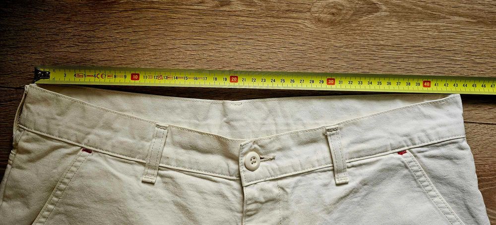 Pantaloni scurți Carhartt WIP Wesley Short – Mărimea 32 albi crem