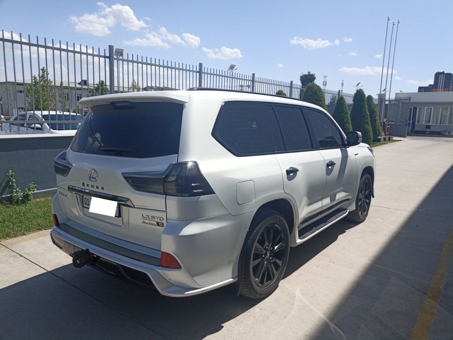LEXUS LX 570 Kuro Black Edition S