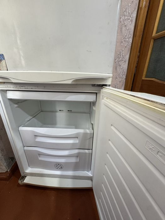 Холодильник ( верх холодит, низ не морозит)