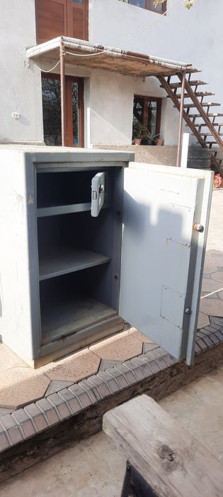 Сейф сотилади Рассийски