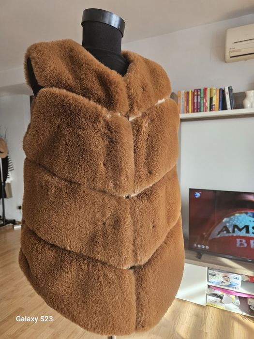 Vesta blana artificiala.100 lei