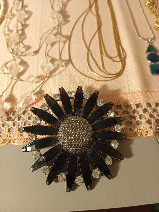 Женски бижута колиета гривни и брошки