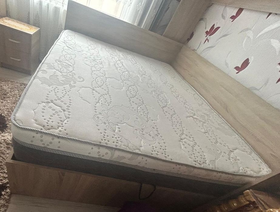 Saltea de pat 160×200 aproape nouă