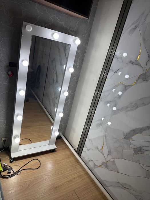 Продам зеркало с подсветкой