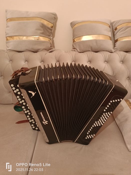 Баян  сатылады..