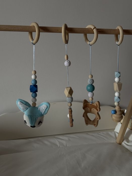 Монтессори-стойка с погремушками