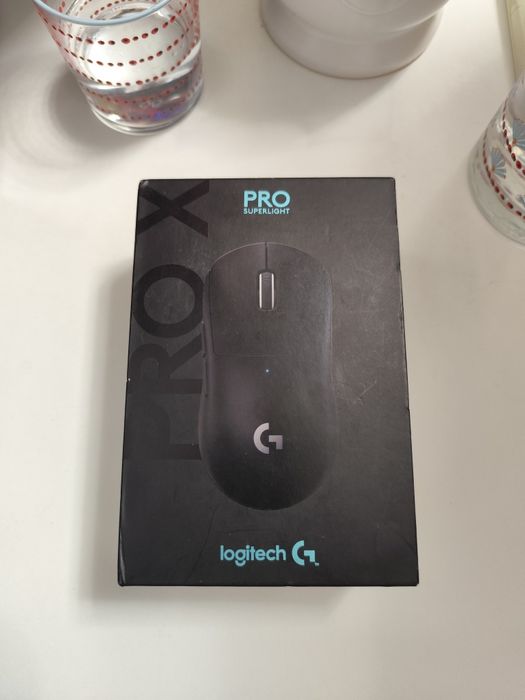 Logitech G Pro X Superlight в перфектно състояние + нови грипове и стъклени mouse skates