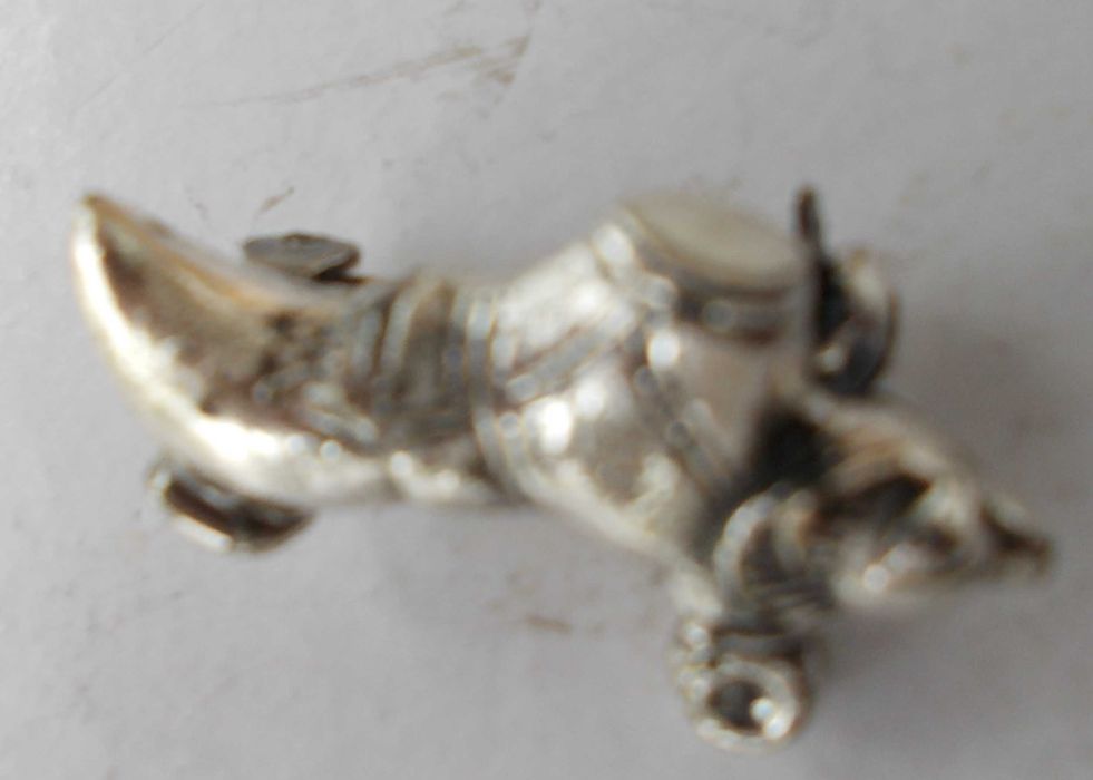 Brosa veche din argint in forma de pantof papuc