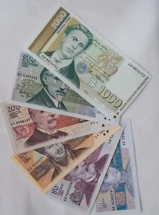 български, нециркулирали банкноти 1951-2005 в колекционерски албум.