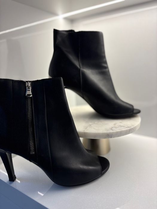 Кожени боти с отворени пръсти