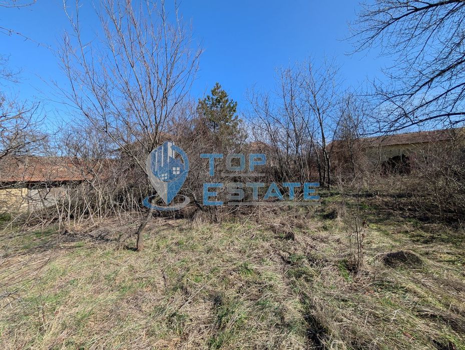 Парцел със стара двуетажна къща в село Ново село