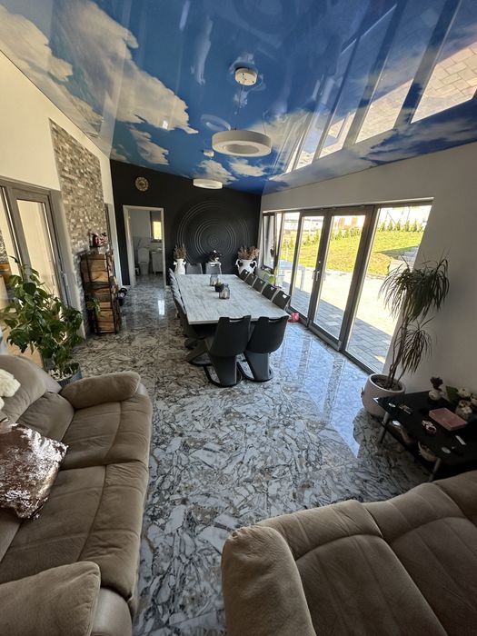 Vând casa 240mp  teren 2200mp plus 2 garaje beci magazie…Falticeni.