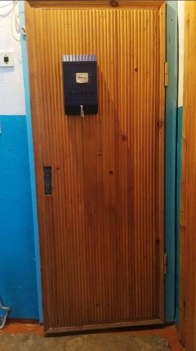 Входная железная дверь.