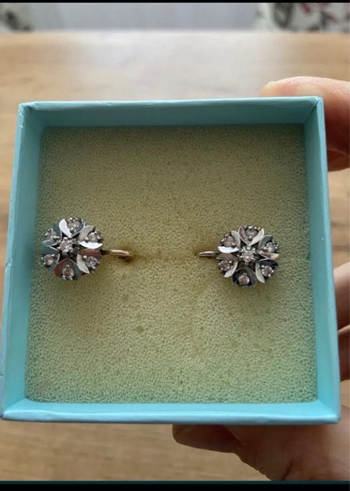 Серьги с бриллиантом