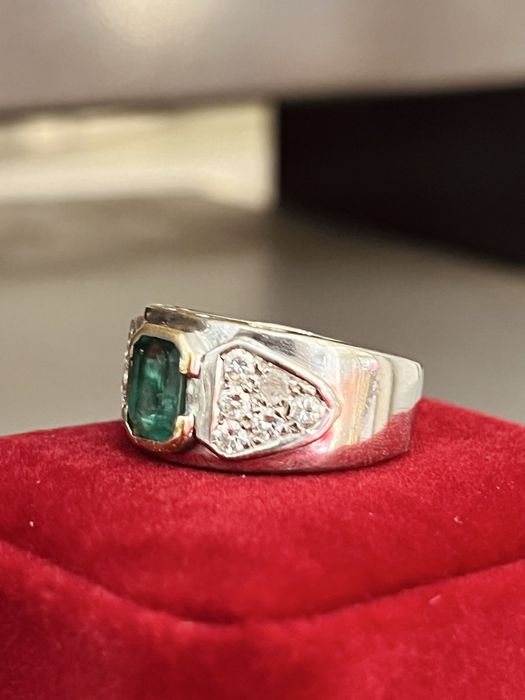 Дамски пръстен бяло злато и естествен изумруд