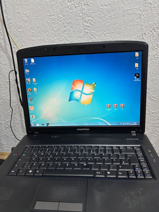 Лаптоп за бизнес/работа издържа до 1 час без зарядно