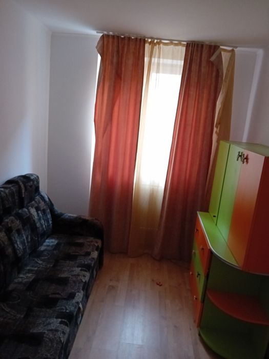 Închiriez apartament 3camere