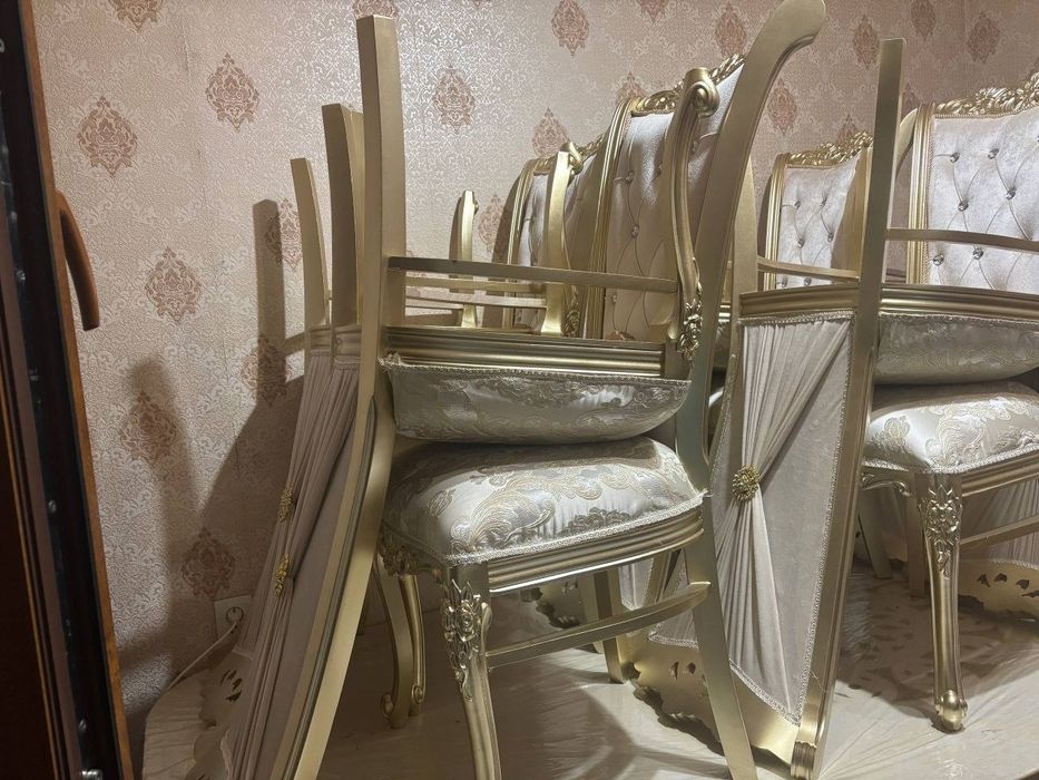 Стол, стулья продаются